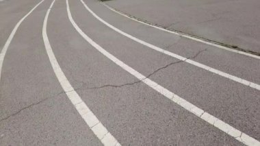 Dört çizgili okul atletik beton koşu pisti. Yüksek kalite 4k görüntü