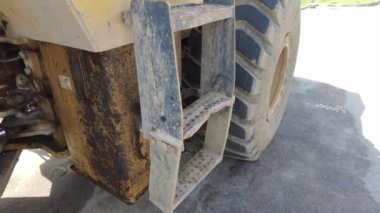 Yol yapımı ve bakımı sırasında kazıcıdan girişe giden merdivenler. Yüksek kalite 4k görüntü