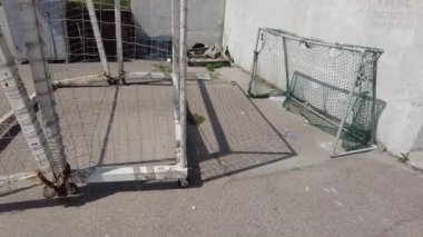 Okul stadyumundaki eski ve terk edilmiş futbol kalesi kapısı. Yüksek kalite 4k görüntü