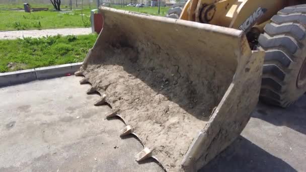 Cubo Excavadora Con Tierra Seca Después Del Trabajo Carretera Imágenes — Vídeo de stock