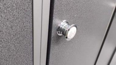 Spor salonunda manyetik bir bilezik kullanarak dolap açmak. Yüksek kalite 4k görüntü