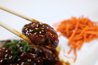 Tatlı, ekşi ve baharatlı Kore kızarmış yangnyeom tavuğu.