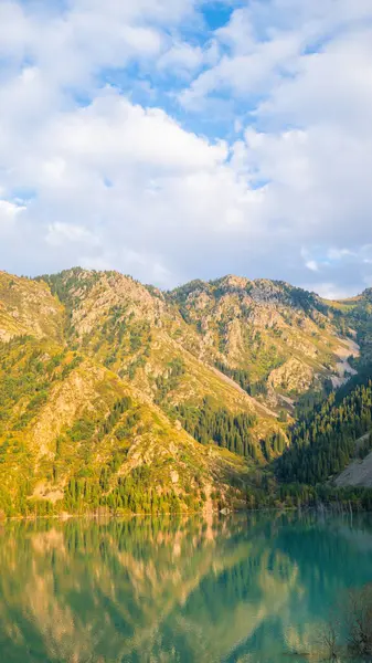 Engebeli tepeler ve göl manzaralı dağlık arazi manzarası, manzaralı yaban arazisi.