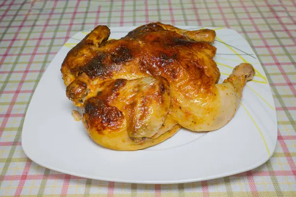 Ekoseli masa örtüsü arkaplanlı, kızarmış tavuk.