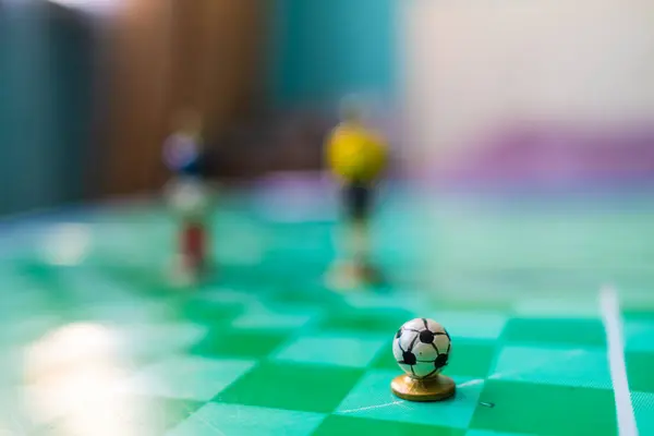 Minyatür hakem ve oyuncuların kareli sahada olduğu futbol stratejisi konsepti, taktik oyun kurulumu