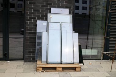 Modern binanın ön cephesindeki ahşap palette yalıtımlı cam camlar var.