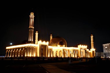 Kazakistan, Almaty 'deki Central City Camii. Geceleri ışıkları olan bir cami.