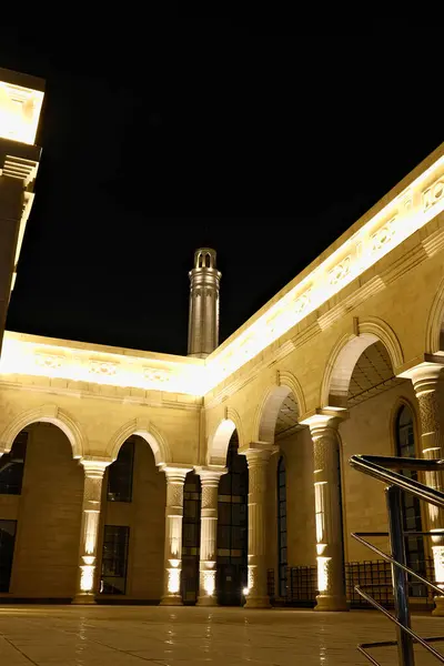 Kazakistan, Almaty 'deki Central City Camii. Geceleri ışıkları olan bir cami.