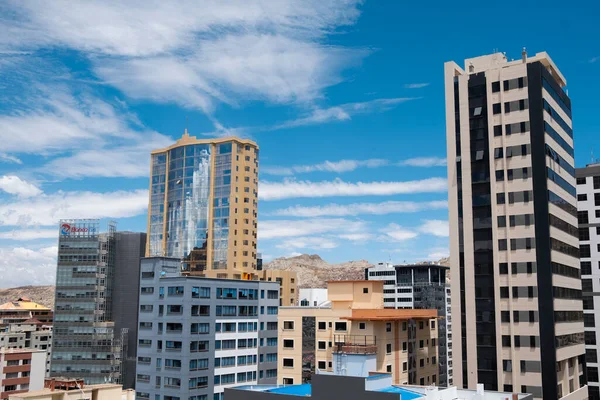 La Paz şehrinde mavi gökyüzü olan binalar