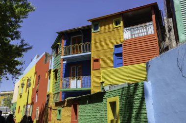Buenos Aires şehrinin renkli duvarları ve pencereleri
