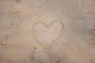 Kalbim kumsalda kumlara çizildi.