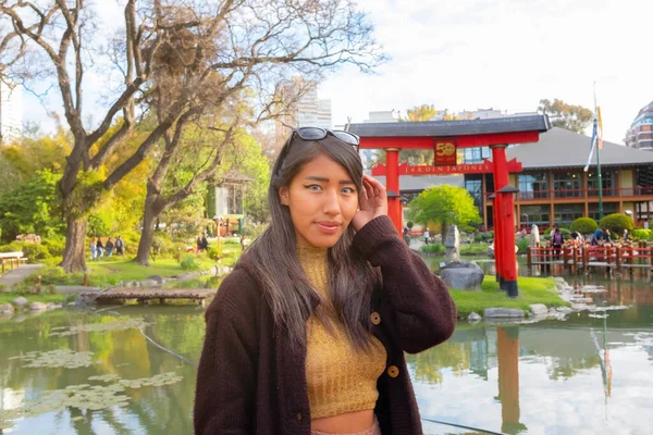 Japon parkında tatilde olan mutlu kadın.