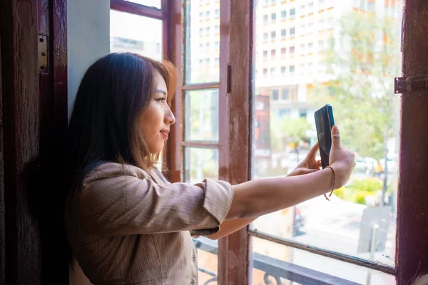 Neşeli manken eski bir evde selfie çekiyor.