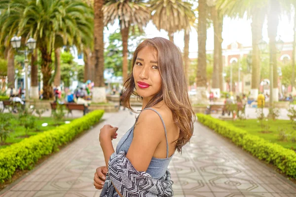 Tarija 'yı keşfeden siyah saçlı bir kadın parkta dinleniyor.