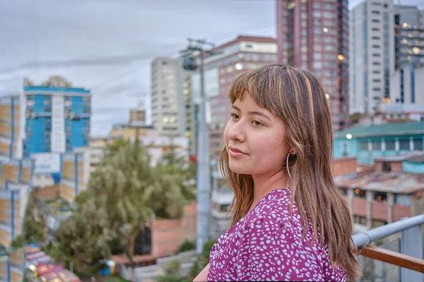 Sakin ve sakin bir kadın Bolivya 'nın La Paz şehrinde gün batımını izliyor.