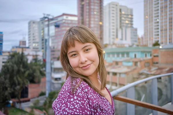  La Paz şehrinde gün batımında gülümseyen beyaz tenli güzel Latin kadın.