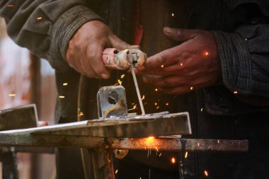 Solid Manşetler: Latin Adam Kaynak Metal Endüstride İnovasyona Yol Açtı
