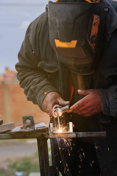 Yetenek Yatırımı: Latin Erkeğin Metal Kaynak Yeteneği Piyasayı Büyüttü