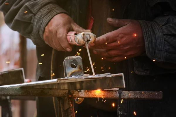 Solid Manşetler: Latin Adam Kaynak Metal Endüstride İnovasyona Yol Açtı