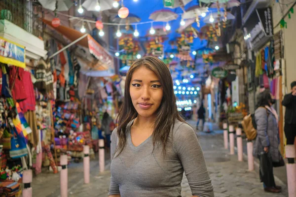La Paz 'ın Cazibesini Keşfeden Esmer Bir Kadın Bolivya' nın Turistik Şehri 'nde Dolaşıyor