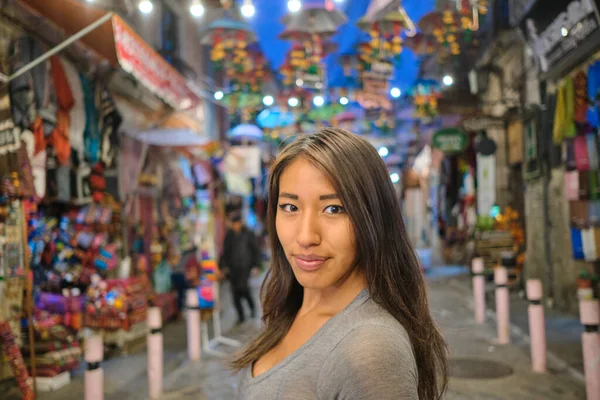 La Paz Büyüledi: Bolivya 'nın Zengin Kültür Turistik Şehrini Deneyen Esmer Bir Kadın