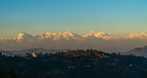 Himalaya Dağları 'nın Kasardevi, Nanital, Uttarakhand, Kumani Sıradağları' ndaki panoramik manzarası. Himalaya Panoramik Fotoğrafçılık