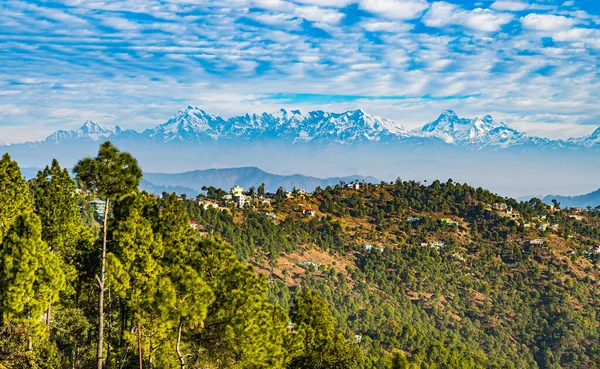 Binsar, Kasardevi, Almora Uttarakhand 'a giden yolda güzel gökyüzü olan Trisul Dağı' nın panoramik manzarası. 