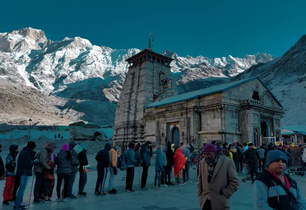Uttarakhand, Hindistan 'da arka planda dağlarla Kedarnath Tapınağı manzarası