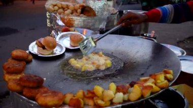 Hindistan 'da ağaç yiyeceği, tereyağlı tavuk, Tava tavuğu, Soya sosu kalın kırmızı biber baharatlı Hint yemeği.