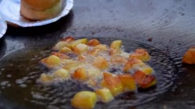 Hindistan 'da ağaç yiyeceği, tereyağlı tavuk, Tava tavuğu, Soya sosu kalın kırmızı biber baharatlı Hint yemeği.