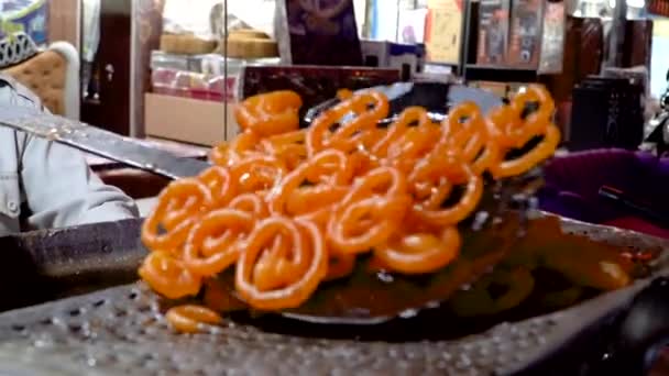 在南亚 非洲和毛里求斯 Jalebi是一种受欢迎的甜食 — 图库视频影像