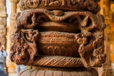 Kutub Minar ya da Kutub Minar (Kutub Minar), Hindistan 'ın başkenti Delhi' de bulunan bir minaredir.