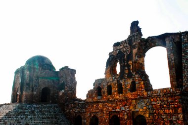 Firoz Shah Kotla Kalesi 'ndeki harabeler, 1351-88 yılları arasında Delhi Sultanlığı' nın hükümdarı Firoz Shah Tughlaq 'ın kalesiydi.