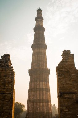 Kutub Minar ya da Kutub Minar (Kutub Minar), Hindistan 'ın başkenti Delhi' de bulunan bir minaredir.