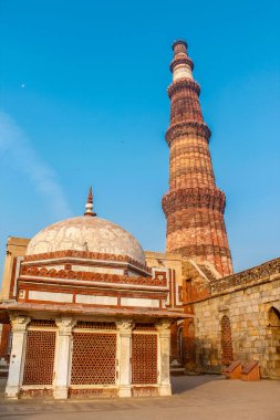 Kutub Minar ya da Kutub Minar (Kutub Minar), Hindistan 'ın başkenti Delhi' de bulunan bir minaredir.