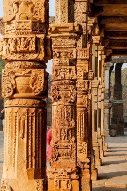 Kutub Minar ya da Kutub Minar (Kutub Minar), Hindistan 'ın başkenti Delhi' de bulunan bir minaredir.