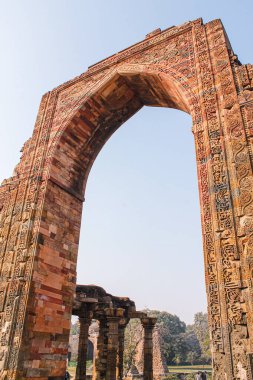 Kutub Minar ya da Kutub Minar (Kutub Minar), Hindistan 'ın başkenti Delhi' de bulunan bir minaredir.