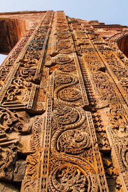 Kutub Minar ya da Kutub Minar (Kutub Minar), Hindistan 'ın başkenti Delhi' de bulunan bir minaredir.