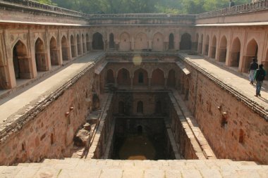 Hindistan 'ın Yeni Delhi şehrinde Qutub Minar Mehroli Parkı' nda su koruma merdivenleri