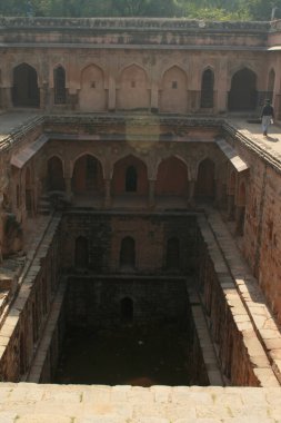 Hindistan 'ın Yeni Delhi şehrinde Qutub Minar Mehroli Parkı' nda su koruma merdivenleri
