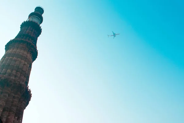 Kutub Minar ya da Kutub Minar (Kutub Minar), Hindistan 'ın başkenti Delhi' de bulunan bir minaredir.