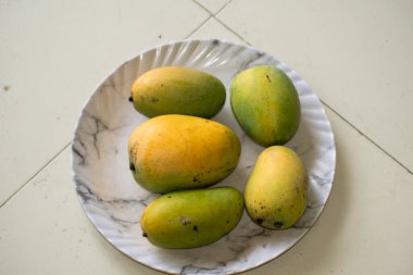 Tabaktaki mango meyveleri.