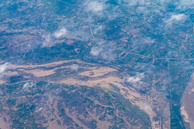 Uçak penceresinden şehrin hava görüntüsü. Uçak penceresinden bak. Yeni Delhi, Hindistan