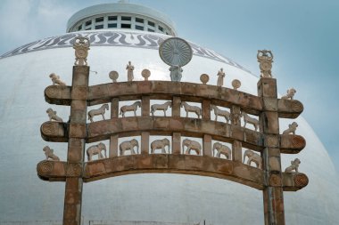 Deekshabhoomi, Hindistan 'ın Maharashtra eyaletindeki Nagpur şehrinde bulunan Navayana Budizmi' nin kutsal bir anıtıdır.