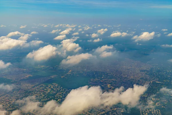 Uçak penceresinden şehrin hava görüntüsü. Uçak penceresinden bak. Yeni Delhi, Hindistan