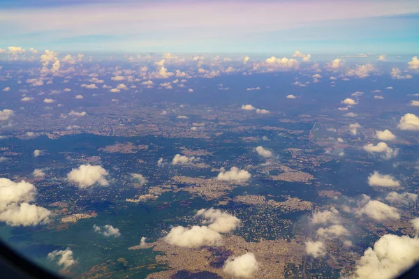 Luftaufnahme Der Stadt Aus Dem Flugzeugfenster Blick Aus Dem Flugzeugfenster — Stockfoto