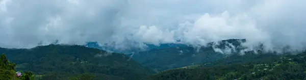 Wolken Zweven Bergketen Binsar Weg Kasardevi Almora Uttarakhand Regenseizoen Moesson — Stockfoto