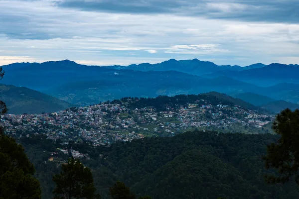 Prachtig Uitzicht Foggy Dennenbos Zonsondergang Bij Himalayan Bereik Almora Ranikhet — Stockfoto