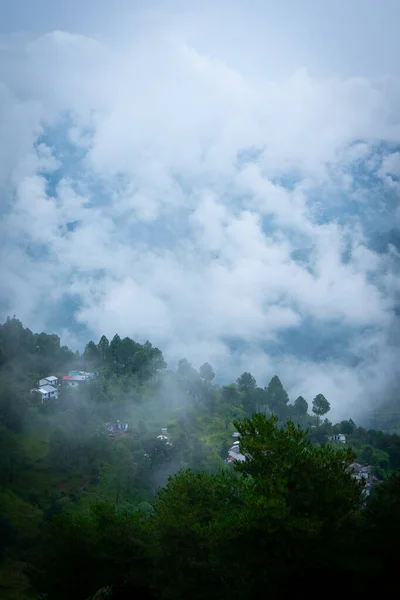 Berggroene Vallei Bewolkte Regenachtige Hemel Weidegebied Bergvallei Berglandschap Natuurlijke Achtergrond — Stockfoto