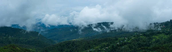 云彩飘过山脉 滨萨路Kasardevi Almora Uttarakhand 季风印度 全景摄影 — 图库照片